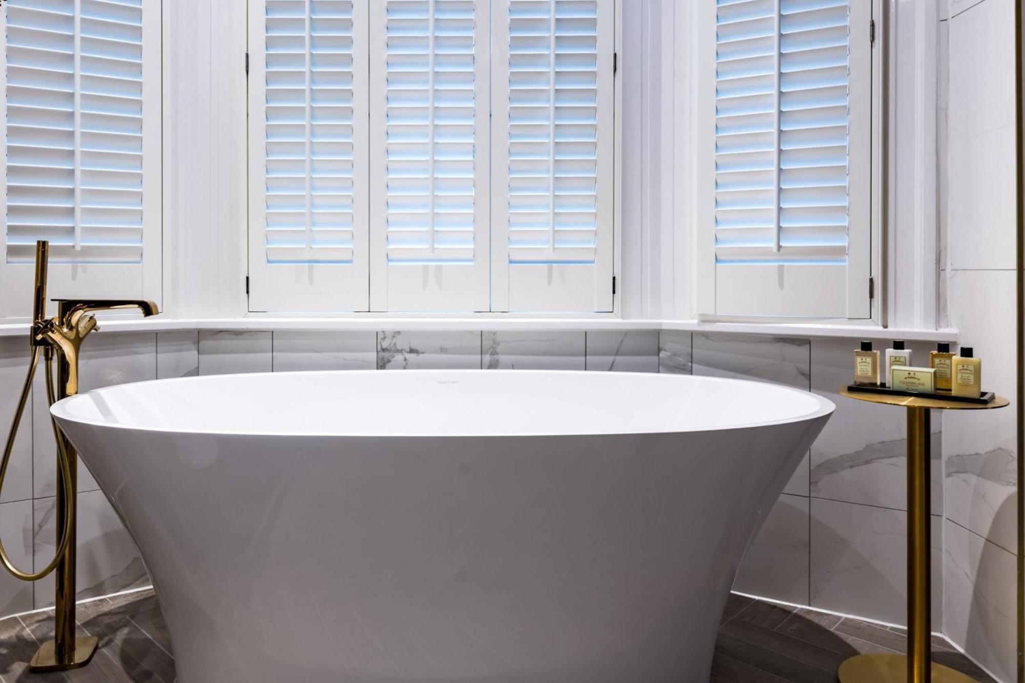 Stock Exchange Hotel, Manchester, Autograph Collection Exterior foto Bathroom shutters